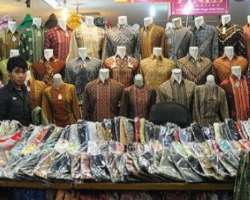 The market offers a huge variety of clothes, beauty products, footwear, musical instrument, electronics, and much more you want to buy.